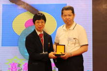 成功投得聖品者逐一上台接受聖品