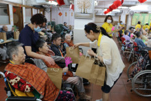 服務人員派發禮物包