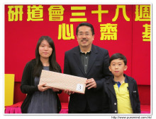 抽獎時間到了，來賓上台領獎時攝。