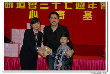 心齋基金總幹事梅婉蓉頒發紀念品予熱心人士。